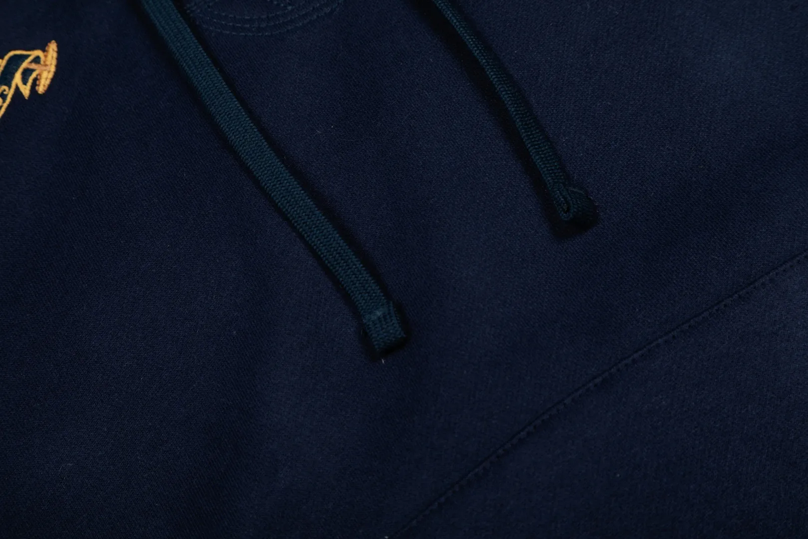 P300 Top Quality" Style Number: 8103# [Ralph Lauren 20th Anniversary Badge Embroidered Deconstructed Autumn and Winter Hooded Sweatshirt] ✅Ralph Lauren Anniversary Autumn and Winter Plush Hooded Sweatshirt for Men and Women ✅380g 100% pure cotton heavy-grabbed cloud velvet ✅Three-layer hidden partial placket Reactive dyeing D65 raw cotton double herringbone belt Wide and narrow partitions ✅Single color single version High-precision embroidery Same as original order ✅Simple upper body, easy to match, ootd must-have, versatile, recommended for couples to wear when traveling ~ Size: S-XL Color: White Navy